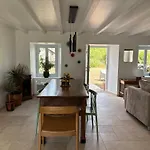 別荘 Maison De Campagne, 136 M2, 4 Pers, Grande Piece De Vie, 2 Chambres, 2 Salons, Cantal *