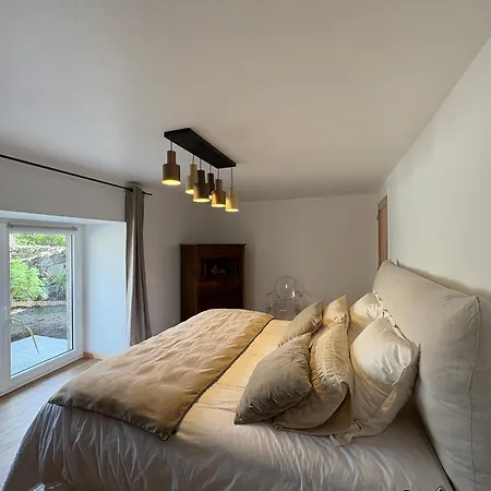 Maison De Campagne, 136 M2, 4 Pers, Grande Piece De Vie, 2 Chambres, 2 Salons, Cantal *