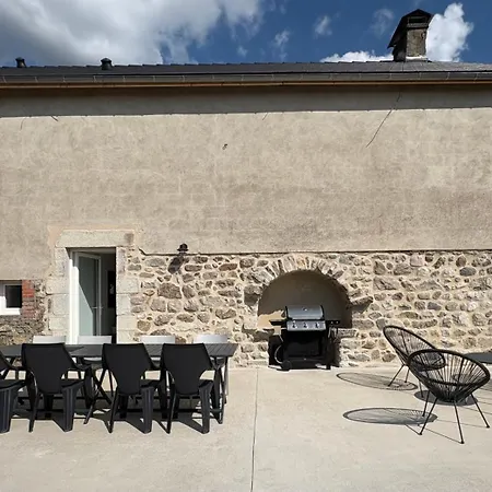 Дом отдыха Maison De Campagne, 136 M2, 4 Pers, Grande Piece De Vie, 2 Chambres, 2 Salons, Cantal