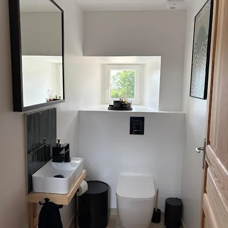 Maison De Campagne, 136 M2, 4 Pers, Grande Pièce De Vie, 2 Chambres, 2 Salons, Cantal *