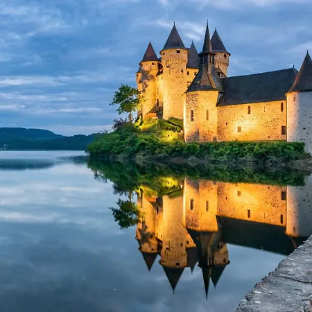 Maison De Campagne, 136 M2, 4 Pers, Grande Pièce De Vie, 2 Chambres, 2 Salons, Cantal