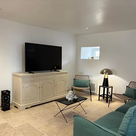 Maison De Campagne, 136 M2, 4 Pers, Grande Pièce De Vie, 2 Chambres, 2 Salons, Cantal Hébergement de vacances