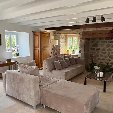 بيت للعطل Maison De Campagne, 136 M2, 4 Pers, Grande Piece De Vie, 2 Chambres, 2 Salons, Cantal Lanobre