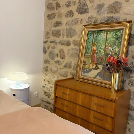 Maison De Campagne, 136 M2, 4 Pers, Grande Piece De Vie, 2 Chambres, 2 Salons, Cantal