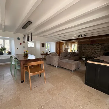 Maison De Campagne, 136 M2, 4 Pers, Grande Pièce De Vie, 2 Chambres, 2 Salons, Cantal Hébergement de vacances