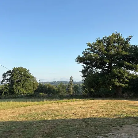 Hébergement de vacances Maison De Campagne, 136 M2, 4 Pers, Grande Pièce De Vie, 2 Chambres, 2 Salons, Cantal Lanobre
