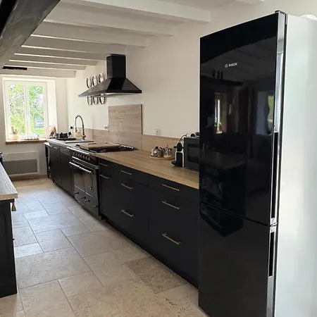 Hébergement de vacances Maison De Campagne, 136 M2, 4 Pers, Grande Pièce De Vie, 2 Chambres, 2 Salons, Cantal Lanobre