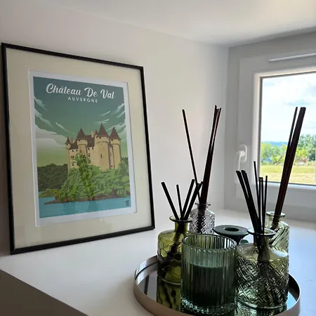 Maison De Campagne, 136 M2, 4 Pers, Grande Pièce De Vie, 2 Chambres, 2 Salons, Cantal *
