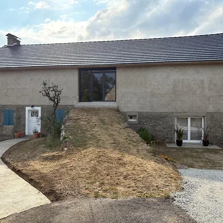 بيت للعطل Maison De Campagne, 136 M2, 4 Pers, Grande Piece De Vie, 2 Chambres, 2 Salons, Cantal