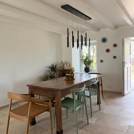 Maison De Campagne, 136 M2, 4 Pers, Grande Pièce De Vie, 2 Chambres, 2 Salons, Cantal Lanobre