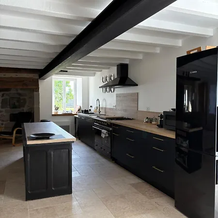 Semesterbostad Maison De Campagne, 136 M2, 4 Pers, Grande Piece De Vie, 2 Chambres, 2 Salons, Cantal