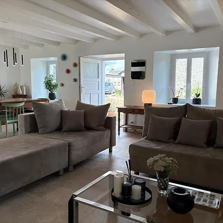 Maison De Campagne, 136 M2, 4 Pers, Grande Piece De Vie, 2 Chambres, 2 Salons, Cantal *