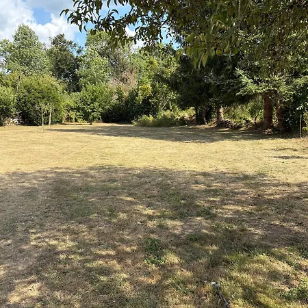 Maison De Campagne, 136 M2, 4 Pers, Grande Piece De Vie, 2 Chambres, 2 Salons, Cantal *