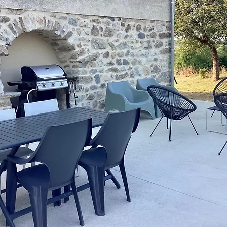 Maison De Campagne, 136 M2, 4 Pers, Grande Pièce De Vie, 2 Chambres, 2 Salons, Cantal Hébergement de vacances Lanobre