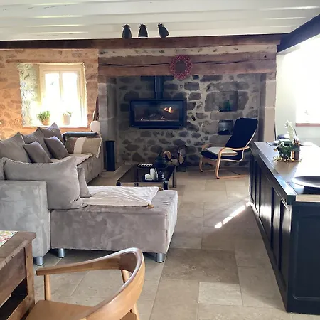Maison De Campagne, 136 M2, 4 Pers, Grande Pièce De Vie, 2 Chambres, 2 Salons, Cantal * Lanobre