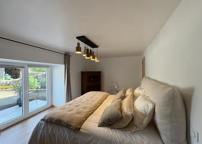 Maison De Campagne, 136 M2, 4 Pers, Grande Piece De Vie, 2 Chambres, 2 Salons, Cantal *