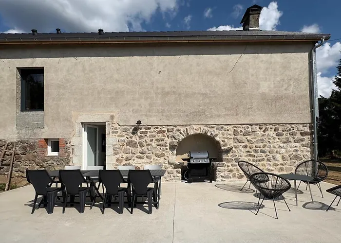 Дом отдыха Maison De Campagne, 136 M2, 4 Pers, Grande Piece De Vie, 2 Chambres, 2 Salons, Cantal