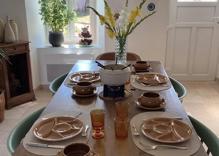 Maison De Campagne, 136 M2, 4 Pers, Grande Piece De Vie, 2 Chambres, 2 Salons, Cantal