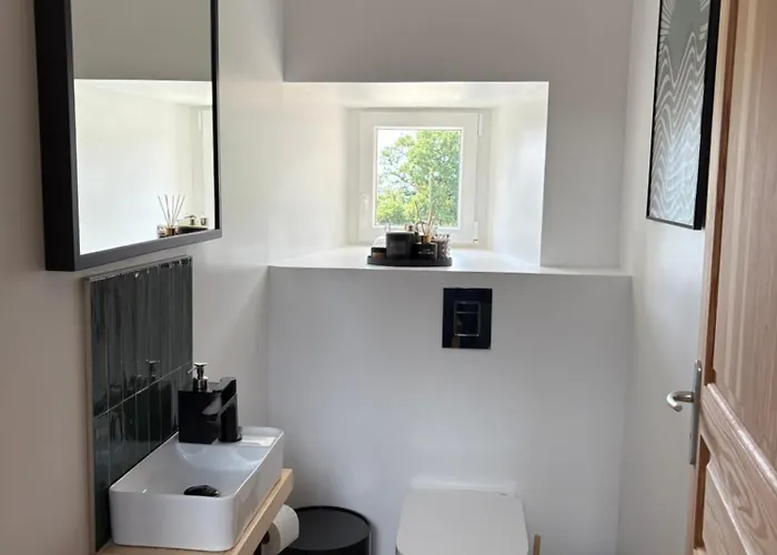 Maison De Campagne, 136 M2, 4 Pers, Grande Piece De Vie, 2 Chambres, 2 Salons, Cantal *