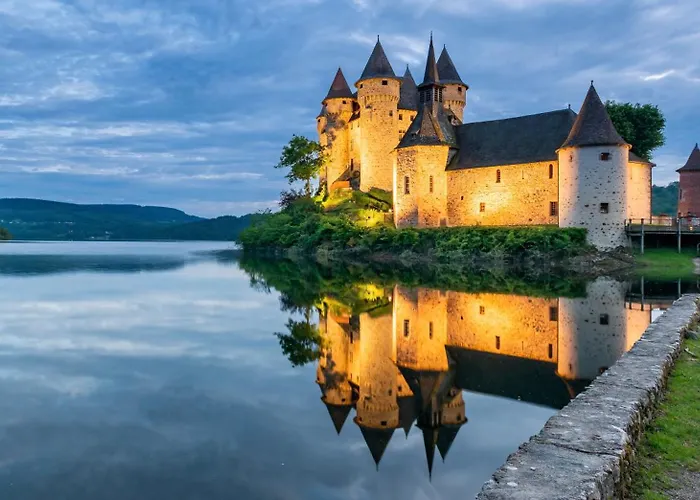 Maison De Campagne, 136 M2, 4 Pers, Grande Piece De Vie, 2 Chambres, 2 Salons, Cantal