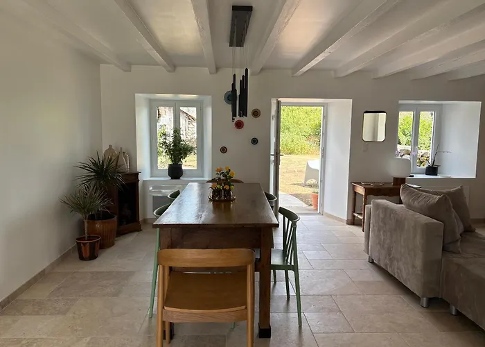 Дом отдыха Maison De Campagne, 136 M2, 4 Pers, Grande Piece De Vie, 2 Chambres, 2 Salons, Cantal *