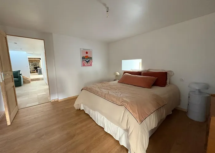 Maison De Campagne, 136 M2, 4 Pers, Grande Piece De Vie, 2 Chambres, 2 Salons, Cantal * Lanobre