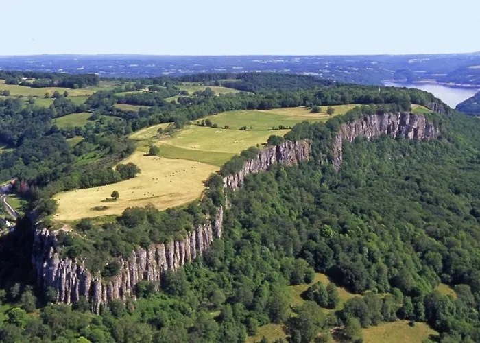 Сasa de vacaciones Maison De Campagne, 136 M2, 4 Pers, Grande Piece De Vie, 2 Chambres, 2 Salons, Cantal