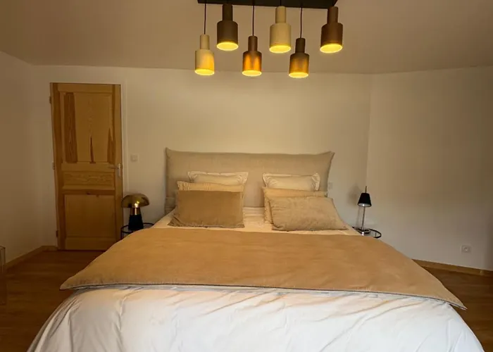 Дом отдыха Maison De Campagne, 136 M2, 4 Pers, Grande Piece De Vie, 2 Chambres, 2 Salons, Cantal Lanobre