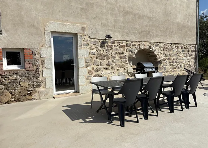 Maison De Campagne, 136 M2, 4 Pers, Grande Piece De Vie, 2 Chambres, 2 Salons, Cantal *