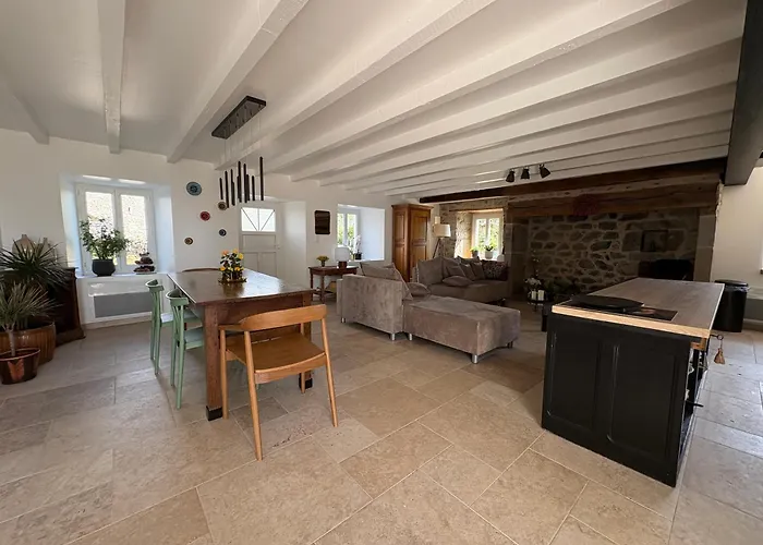 Maison De Campagne, 136 M2, 4 Pers, Grande Piece De Vie, 2 Chambres, 2 Salons, Cantal Дом отдыха