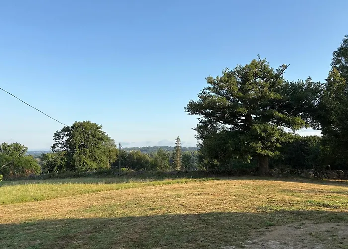 Дом отдыха Maison De Campagne, 136 M2, 4 Pers, Grande Piece De Vie, 2 Chambres, 2 Salons, Cantal Lanobre