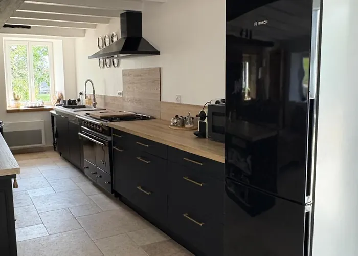 Дом отдыха Maison De Campagne, 136 M2, 4 Pers, Grande Piece De Vie, 2 Chambres, 2 Salons, Cantal Lanobre