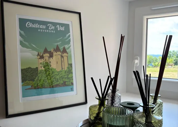 Maison De Campagne, 136 M2, 4 Pers, Grande Piece De Vie, 2 Chambres, 2 Salons, Cantal *