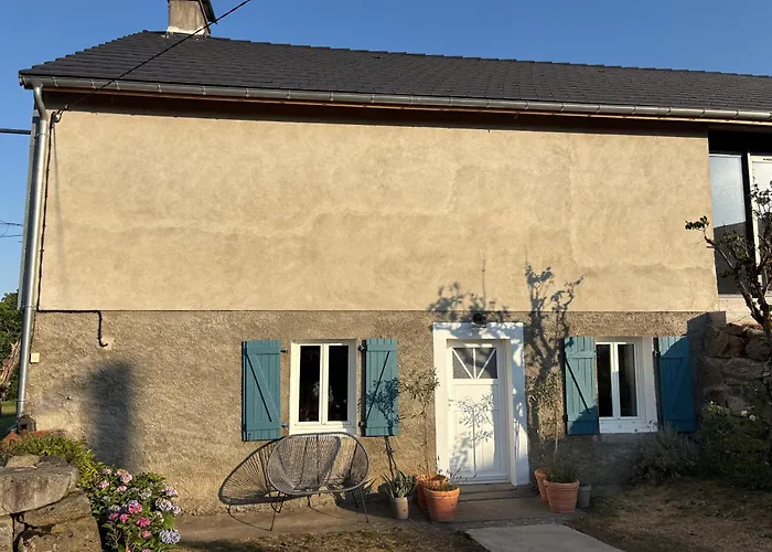 Дом отдыха Maison De Campagne, 136 M2, 4 Pers, Grande Piece De Vie, 2 Chambres, 2 Salons, Cantal Lanobre