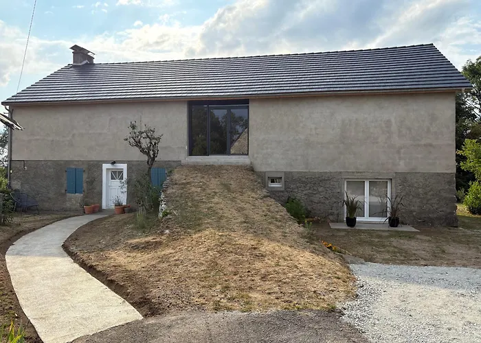 Дом отдыха Maison De Campagne, 136 M2, 4 Pers, Grande Piece De Vie, 2 Chambres, 2 Salons, Cantal