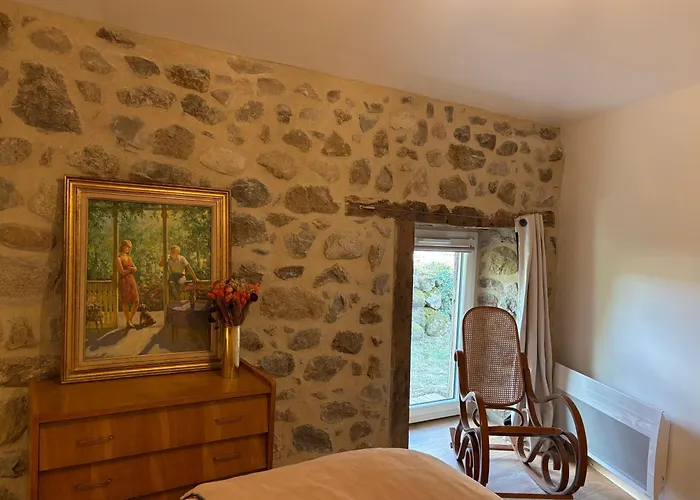 Maison De Campagne, 136 M2, 4 Pers, Grande Piece De Vie, 2 Chambres, 2 Salons, Cantal