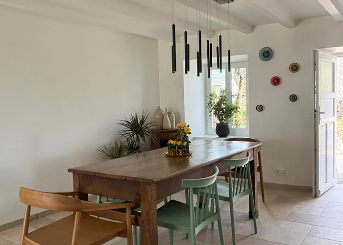 Maison De Campagne, 136 M2, 4 Pers, Grande Piece De Vie, 2 Chambres, 2 Salons, Cantal Lanobre