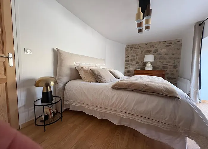 Дом отдыха Maison De Campagne, 136 M2, 4 Pers, Grande Piece De Vie, 2 Chambres, 2 Salons, Cantal *