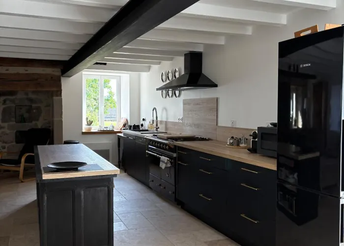 Дом отдыха Maison De Campagne, 136 M2, 4 Pers, Grande Piece De Vie, 2 Chambres, 2 Salons, Cantal