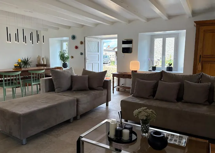 Maison De Campagne, 136 M2, 4 Pers, Grande Piece De Vie, 2 Chambres, 2 Salons, Cantal *