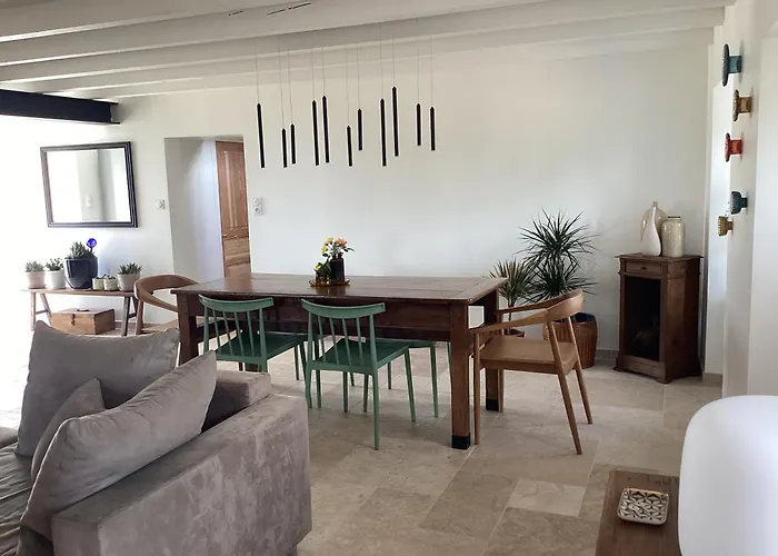 Дом отдыха Maison De Campagne, 136 M2, 4 Pers, Grande Piece De Vie, 2 Chambres, 2 Salons, Cantal