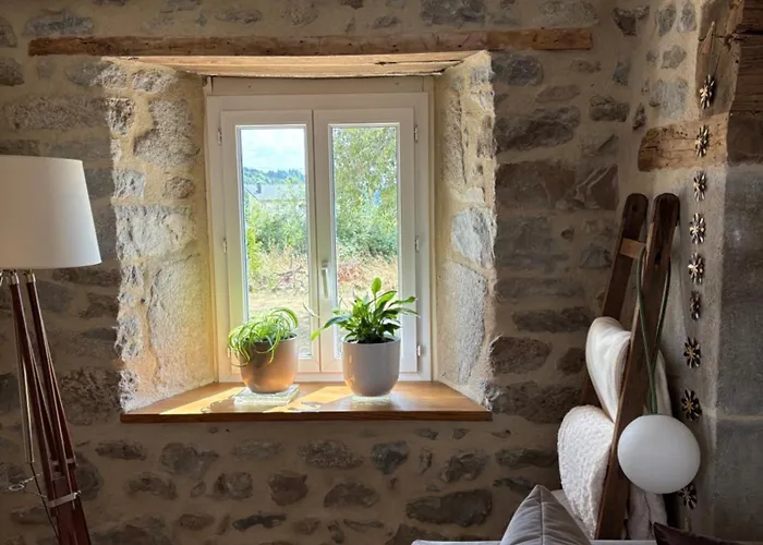 Дом отдыха Maison De Campagne, 136 M2, 4 Pers, Grande Piece De Vie, 2 Chambres, 2 Salons, Cantal Lanobre