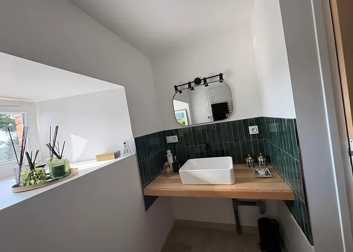 Maison De Campagne, 136 M2, 4 Pers, Grande Piece De Vie, 2 Chambres, 2 Salons, Cantal