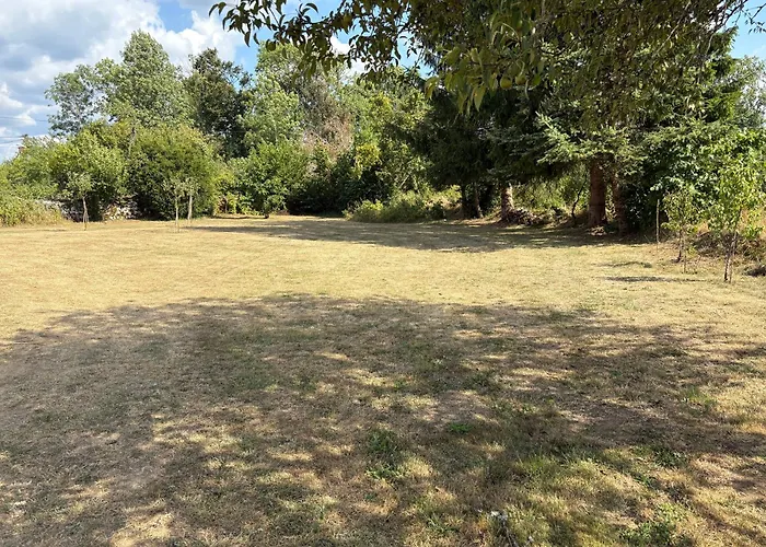 Maison De Campagne, 136 M2, 4 Pers, Grande Piece De Vie, 2 Chambres, 2 Salons, Cantal *